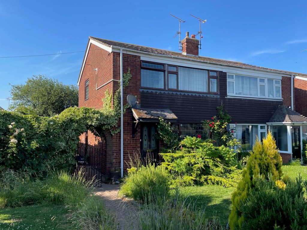 Lot: 136 - SEMI-DETACHED HOUSE FOR IMPROVEMENT - Front elevation at 1 ludgrove latchingdon garage to the side